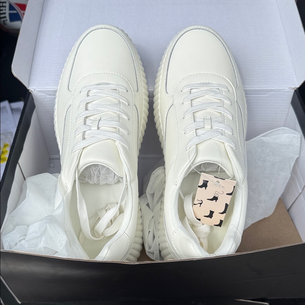 Women’s  White Casual Sneakers - Minimal Athletic Style